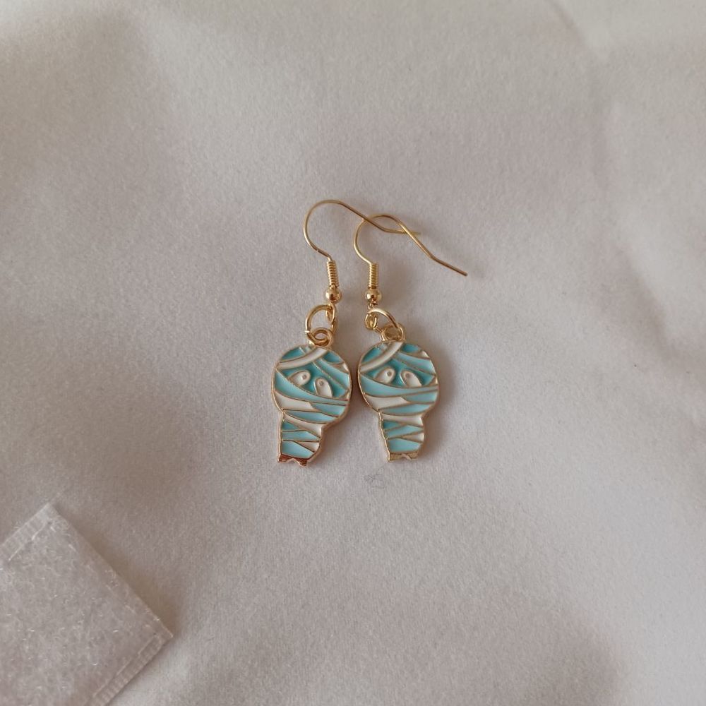 Halloween mummy earrings NWOT blue white  gold